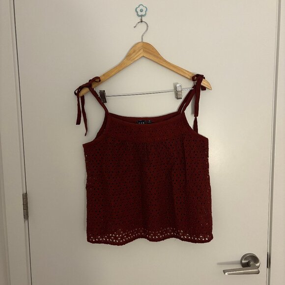 Red eyelet Gap cami - Picture 1 of 3